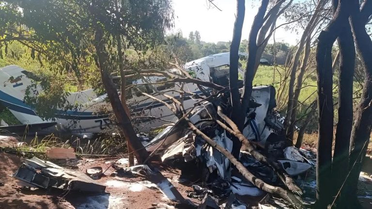 馃敶 INTERNACIONALES | Cay贸 una avioneta en Paraguay y vecinos saquearon millones de d贸lares