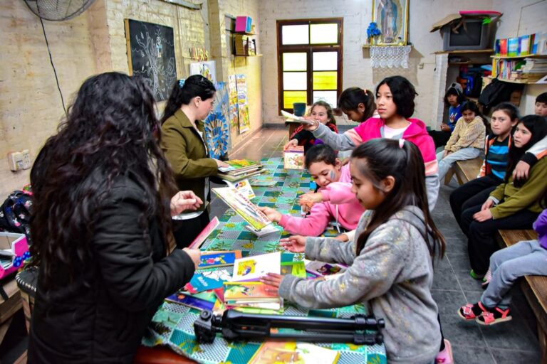 馃敶 LOCALES | Cultura y el Plan S谩enz Pe帽a Sustentable y Circular se unieron en una jornada especial para los chicos del barrio Matadero