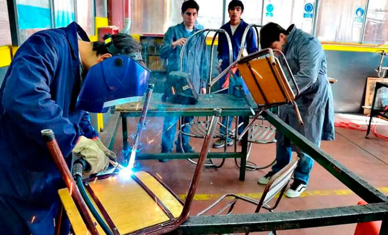 Llaryora cuestionó a Milei por el recorte a las escuelas técnicas y advirtió: “Es volver a la Argentina previa a 2001”