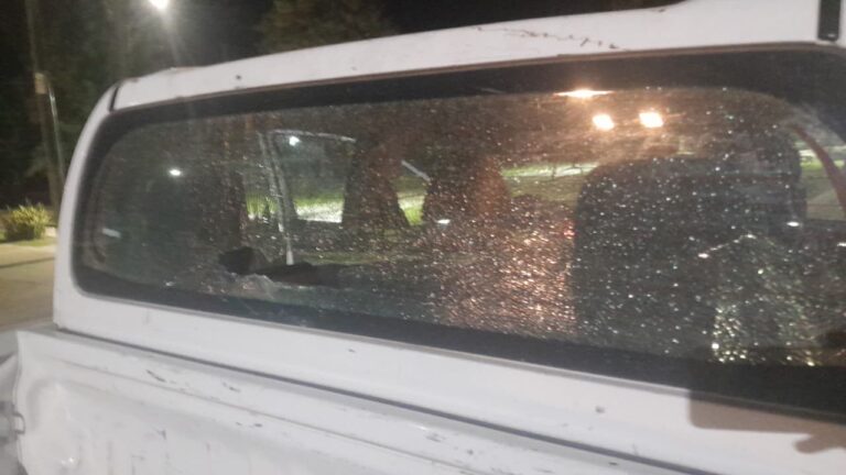 馃敶 S脕ENZ PE脩A | Atacaron con piedras y botellas a m贸viles policiales en pleno operativo