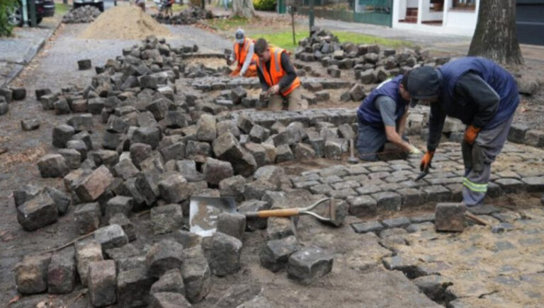 Identidad y adoquines: Lomas de Zamora salva sus históricas calles empedradas con un detallista trabajo artesanal