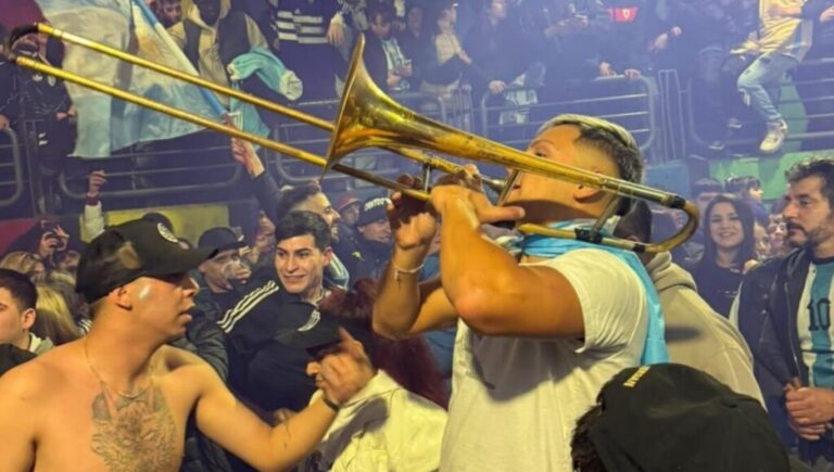 Se volvió viral y ya es cábala: quién es el hincha de la Selección que toca el trombón en el túnel de Caseros