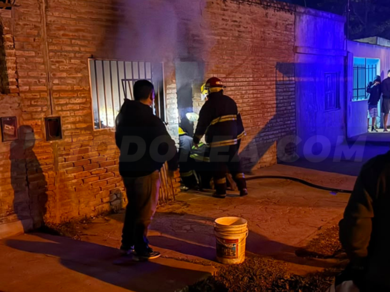 🔴 SÁENZ PEÑA | Rápida intervención de bomberos permitió controlar un incendio en una vivienda del barrio Tiro Federal