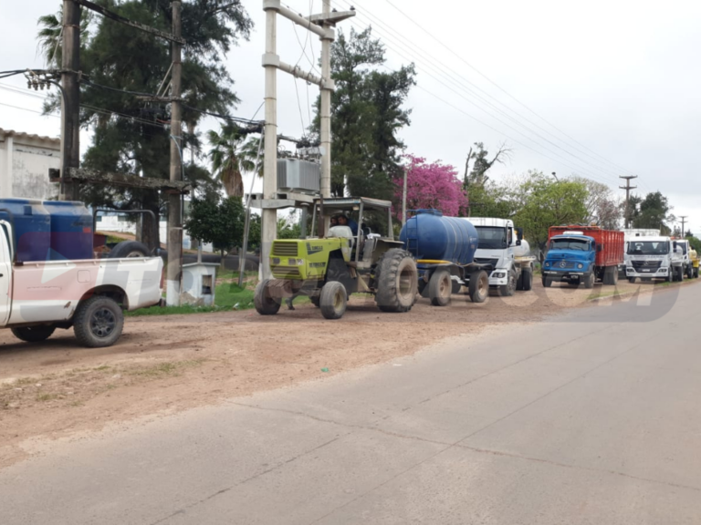 🔴 SÁENZ PEÑA | Camiones, tractores y cisternas hacen fila en SAMEEP para cargar agua