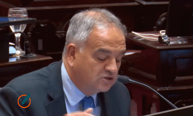 Senador impulsa proyectos para evitar que personas políticamente expuestas accedan al blanqueo
