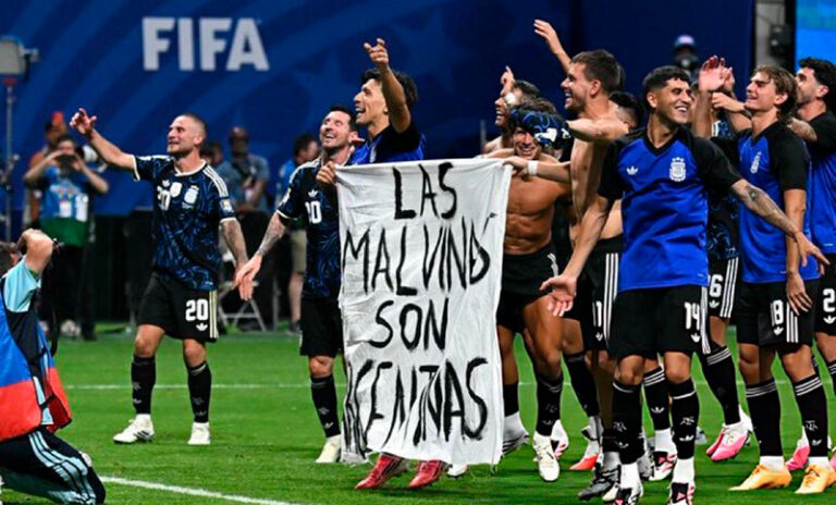 ¡Son argentinas!: tras el triunfazo ante Inglaterra, los jugadores de la Selección mostraron una emotiva bandera sobre Malvinas