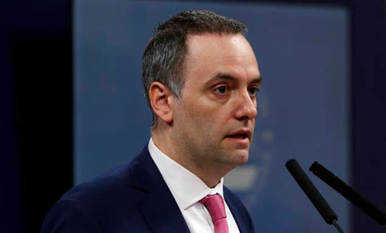 Tras su salida de la Jefatura de Gabinete, Adorni también renunció como director titular de YPF