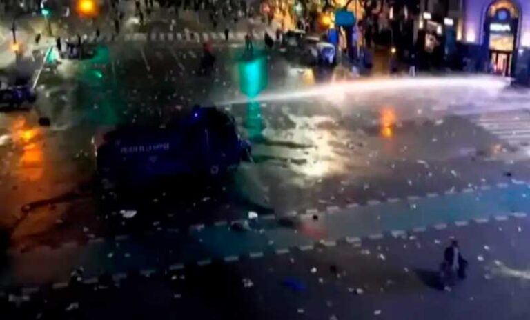 Incidentes durante los festejos en el Obelisco tras el triunfo de la Selección