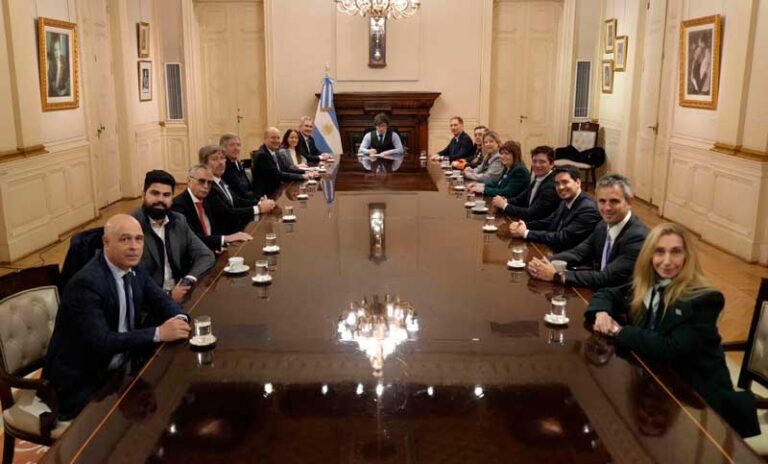 Milei encabezó una nueva reunión de equipo, la primera con Santilli como jefe de Gabinete