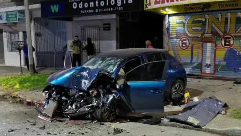 Tragedia en Quilmes: murió una joven de 21 años al perder el control de su auto y chocar contra una pared