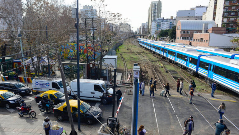 Tren Sarmiento: así es el proyecto para aprovechar una parte del soterramiento y eliminar 20 barreras