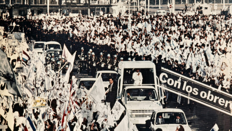 La última vez que un papa visitó la Argentina: la histórica misa de Juan Pablo II ante 300.000 trabajadores en La Matanza