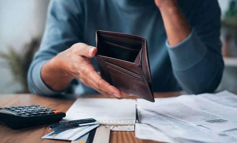 El 47% de los hogares argentinos no llega a fin de mes y tuvo que recurrir a ahorros o deudas para subsistir