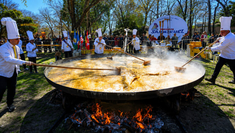 Boulogne celebra su 62° aniversario con un omelette gigante y un festival artístico en Parque Arenaza