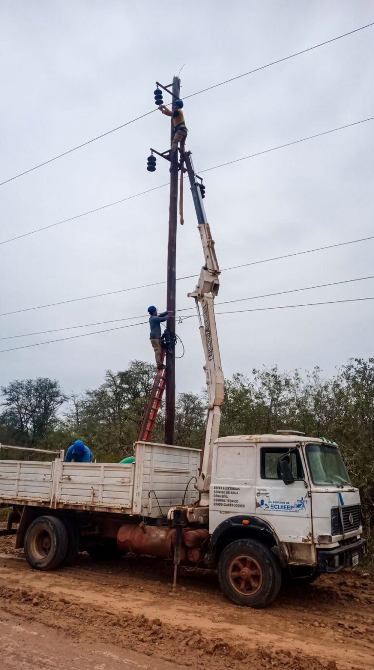 🔴 PROVINCIALES | Obras en El Impenetrable: Secheep mejora la red eléctrica que une Misión Nueva Pompeya con El Sauzalito