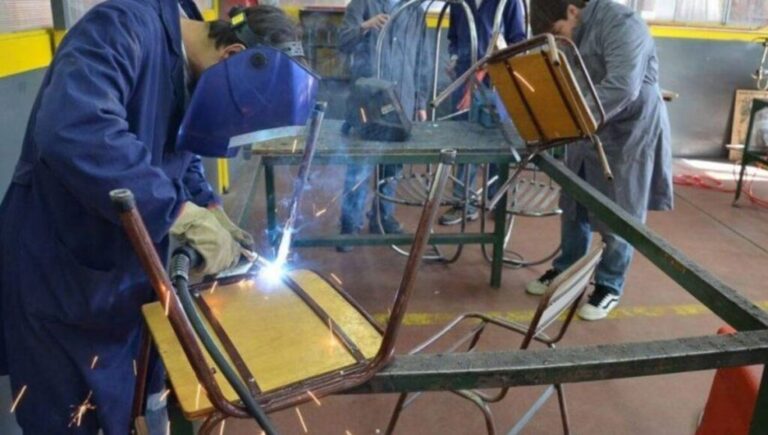 La Provincia lanzó un programa para vincular al secundario con el mundo laboral: cómo funcionará