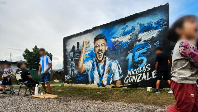 Escobar: el fantástico homenaje a Nico González en la canchita junto a las vías donde empezó a jugar al fútbol