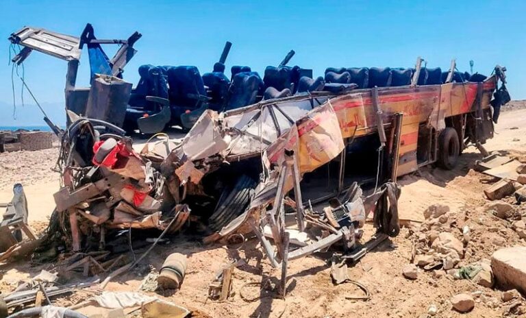 Tragedia en Egipto: volcó un colectivo en el Sinaí y dejó 22 muertos y 28 heridos