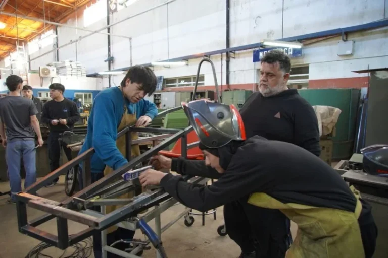 Denuncian que hay 1.500 cargos docentes en peligro en escuelas de educación técnica en Santa Fe