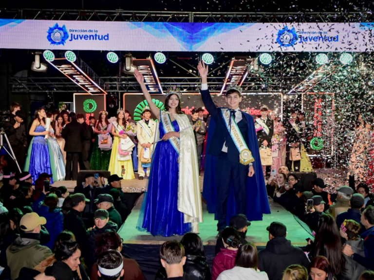 🔴 LOCALES | Mía Giovanna Sengher y Juan Bautista Gallovich fueron coronados Reyes de los Estudiantes de Sáenz Peña