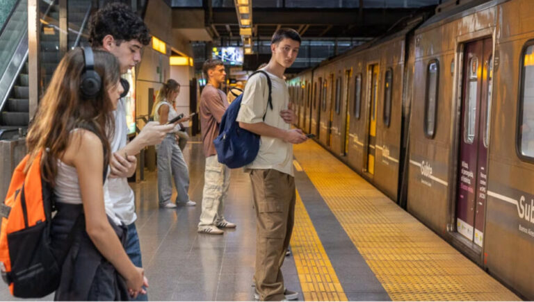 El subte aumenta un 3,6% en octubre: en cuánto queda el boleto y cómo activar un descuento del 55% en la tarjeta SUBE