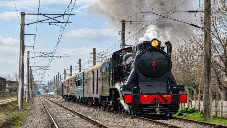 El viaje de una locomotora histórica: el Ferroclub Escalada la lleva a Mar del Plata por los 140 años de la llegada del tren