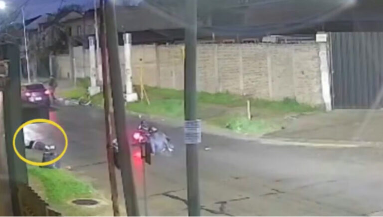 Un motociclista atropelló y mató a una mujer en Villa Luzuriaga, y luego se fugó: buscan videos para hallarlo
