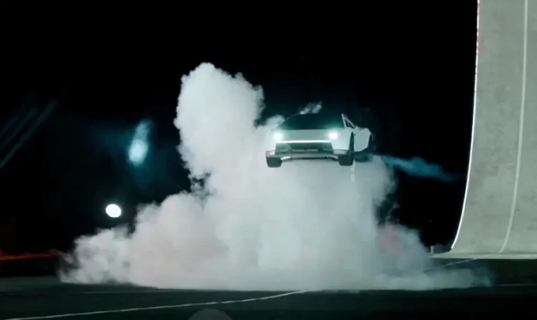 🔴 INTERNACIONALES | Elon Musk presentó el nuevo Tesla Roadcaster, un auto futurista que puede “volar”