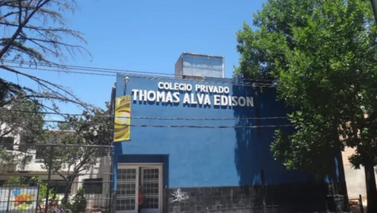 Otra vez fotos falsas con IA en un colegio: alumnos de Ituzaingó alteraron imágenes de compañeras y las difundieron