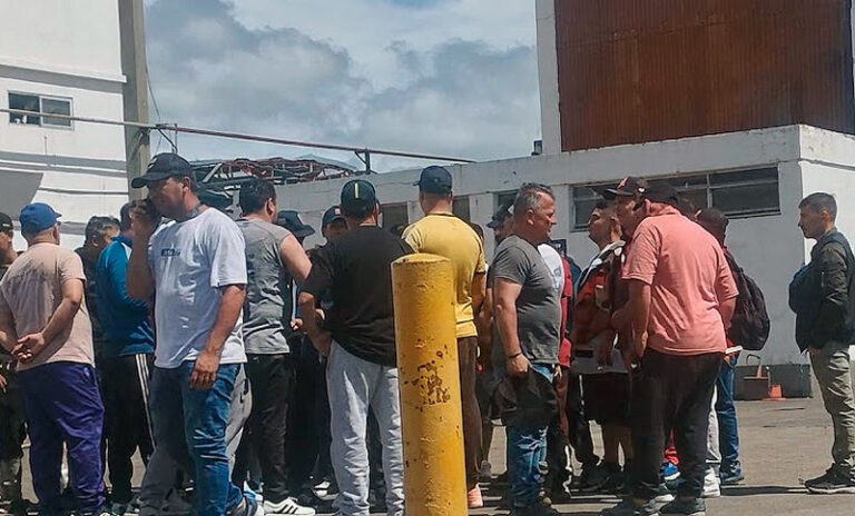 Tensión en un frigorífico bonaerense: trabajadores paralizaron la planta por conflicto salarial